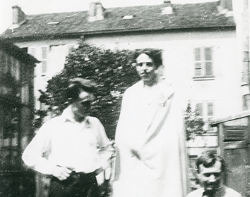 Roland Tual, Georges Limbour et André Masson dans la cour de la rue Blomet, Le Havre, bibliothèque municipale, PhP 41