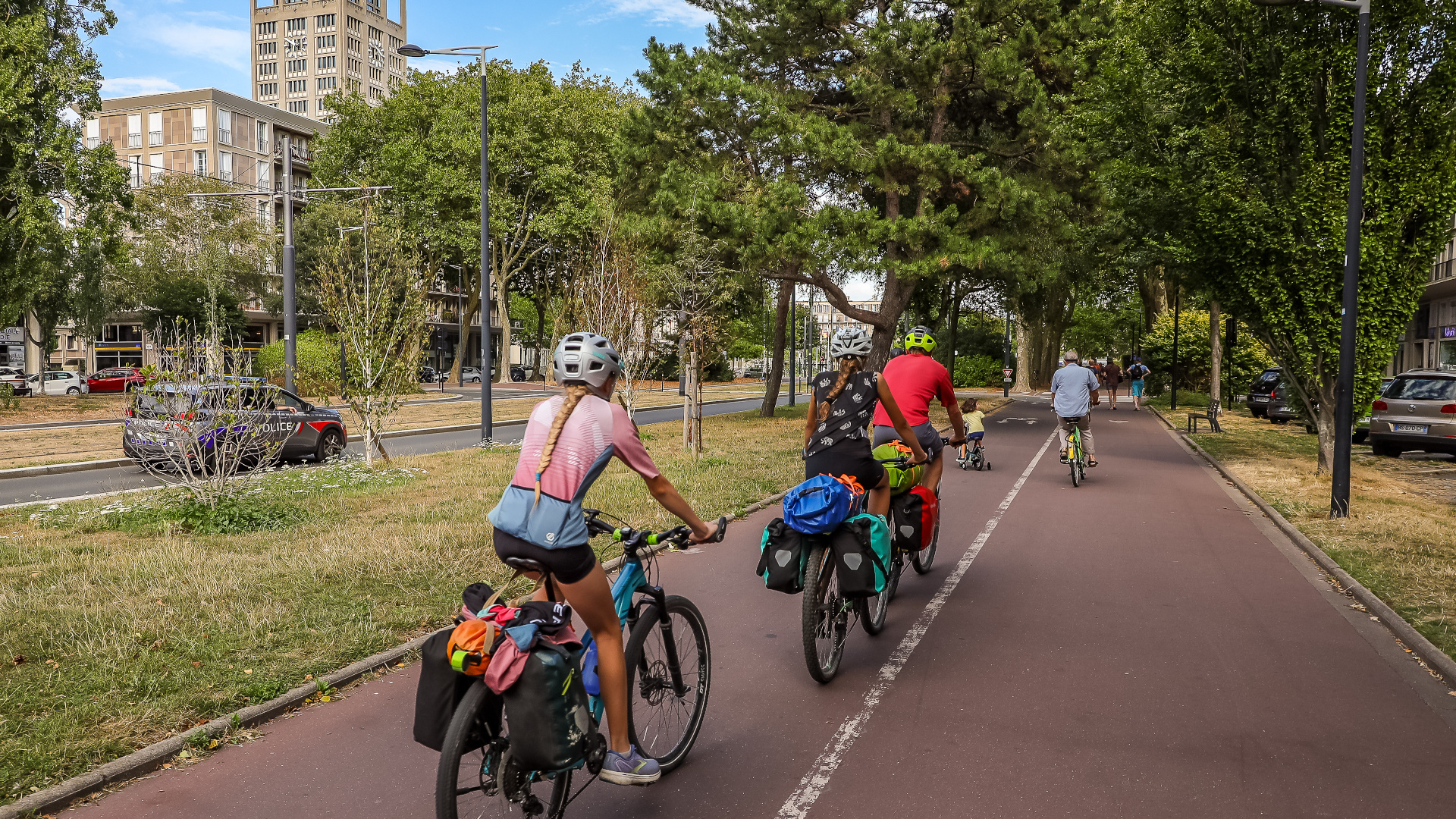 Une famille à vélo sur la piste cyclable de l'avenue Foch au Havre.
