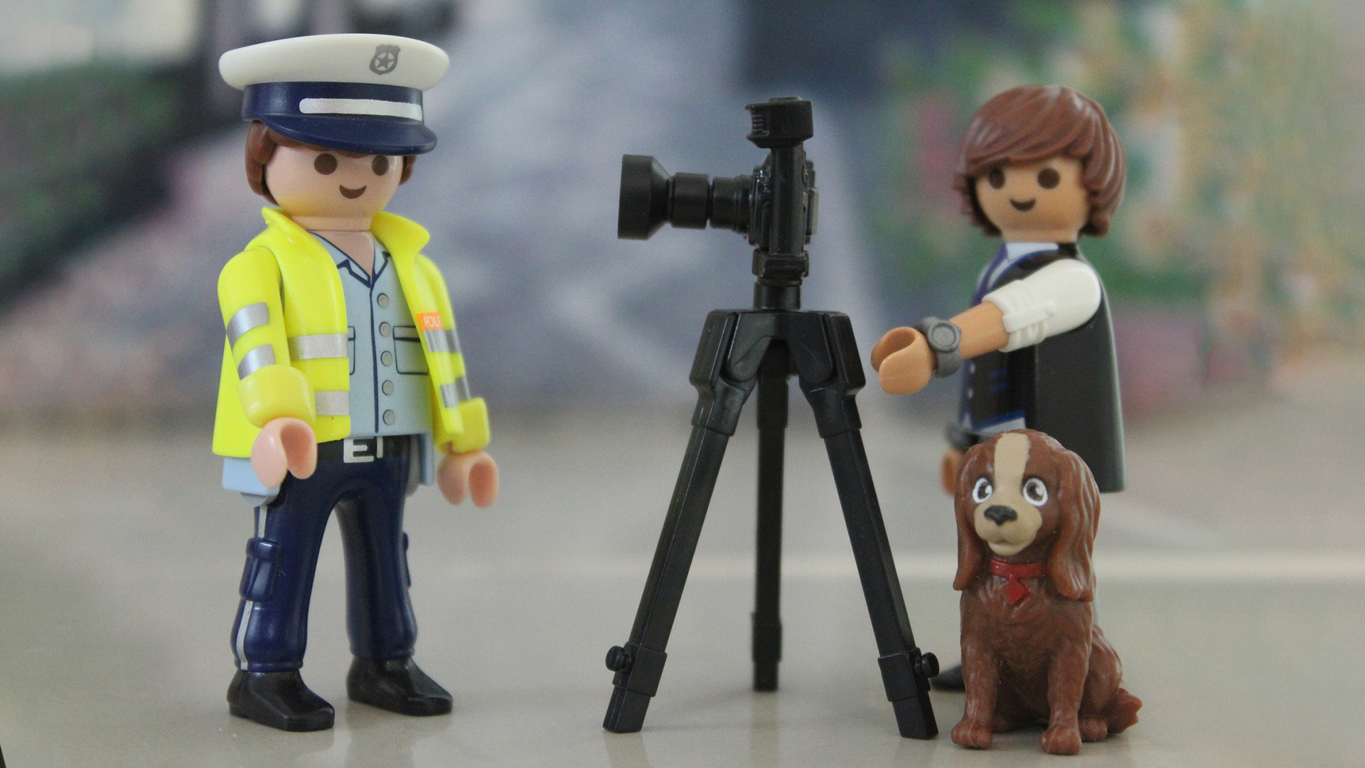 Deux figurines Playmobil avec une caméra.